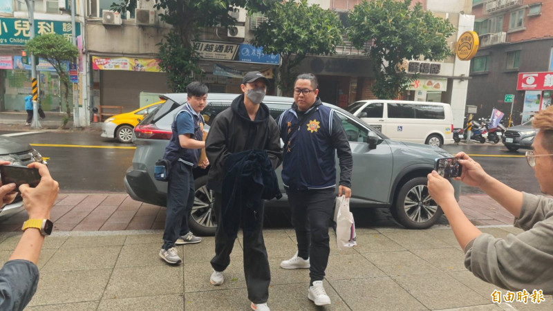 王子邱勝翊涉閃兵愚人節被捕 沉寂5個月上銬裹外套畫面曝