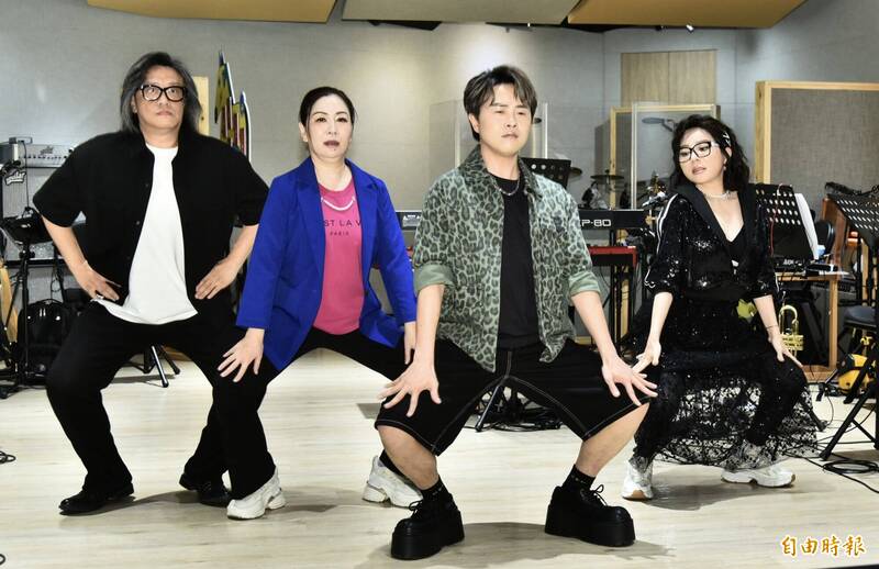施文彬（左起）、張秀卿、陳孟賢、王彩樺合體練團。（記者陳奕全攝）