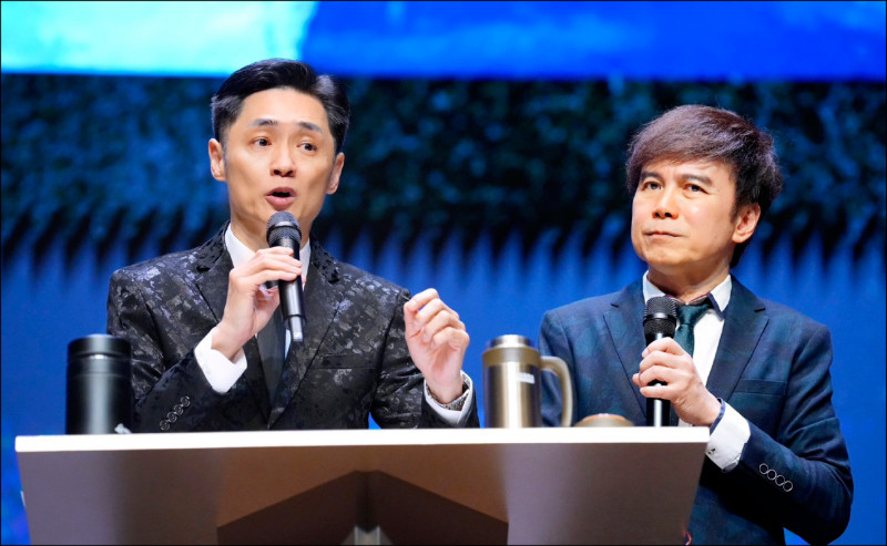 宋逸民（左）在馬來西亞古晉舉行首場大型音樂分享聚會。（藝起發光教會提供）
