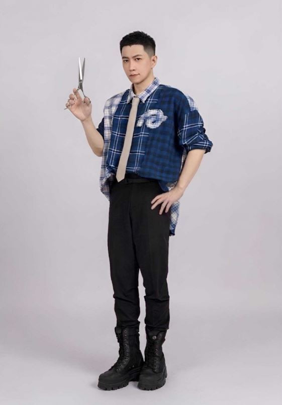 五月天阿信愚人節新髮型大突破 沒了萬年鬢角秒變平頭