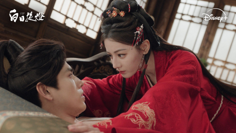 新疆女神「強扒」男星衣服觀察傷勢 「首感雨滴」落淚特寫封神