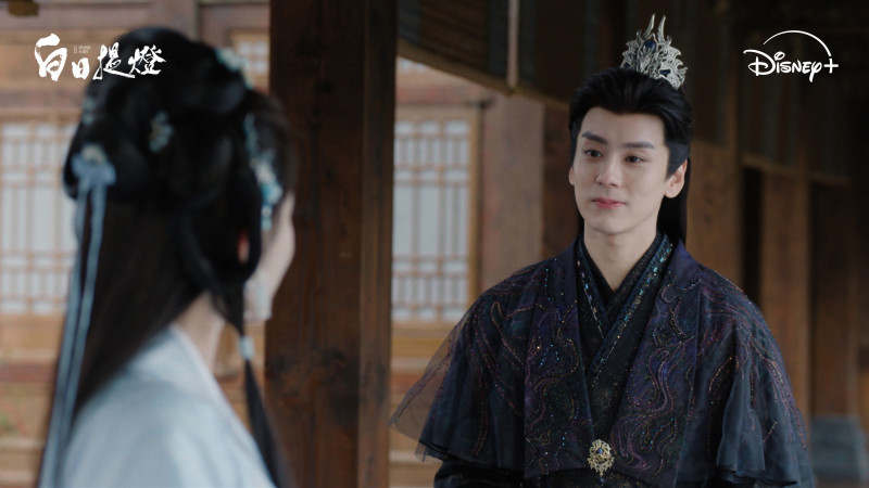 迪麗熱巴（左）、魏哲鳴（右）在《白日提燈》有精彩對戲。（Disney+提供）