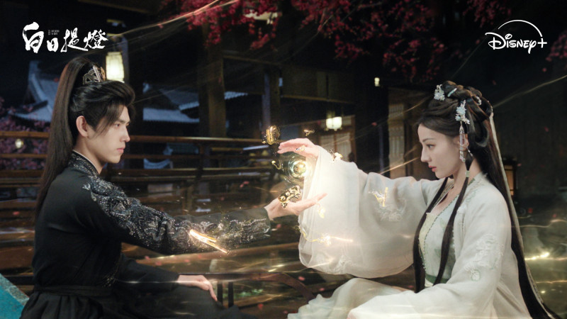 陳飛宇（左）、迪麗熱巴（右）在《白日提燈》交換五感。（Disney+提供）
