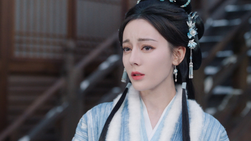 迪麗熱巴在《白日提燈》一人分飾冷冽鬼王、柔弱孤女與心狠反派三種截然不同的面貌。（Disney+提供）