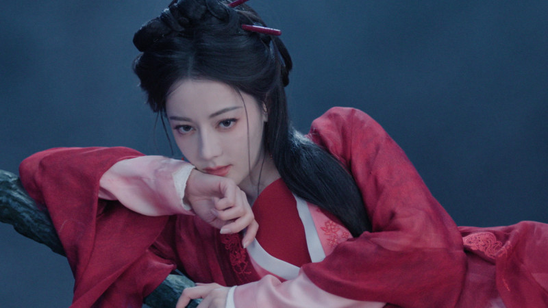 迪麗熱巴在《白日提燈》。飾演鬼王「賀思慕」。（Disney+提供）