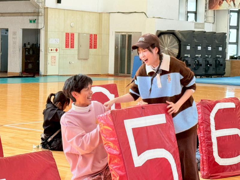 籃籃、阿翔忙著躲掉球員們的發球。（民視提供）