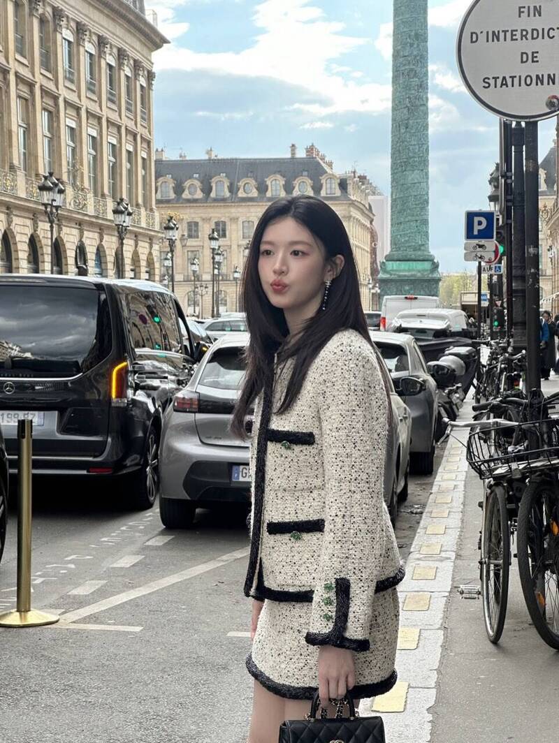 時裝週圍毛毯惹議！高允貞遭疑專業度 CHANEL送餐車力挺