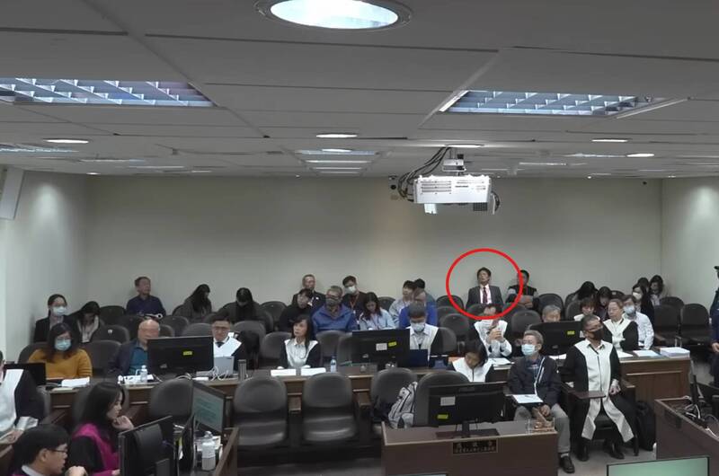 黃國昌旁聽柯文哲一審宣判靠牆睡   四叉貓質疑不單純