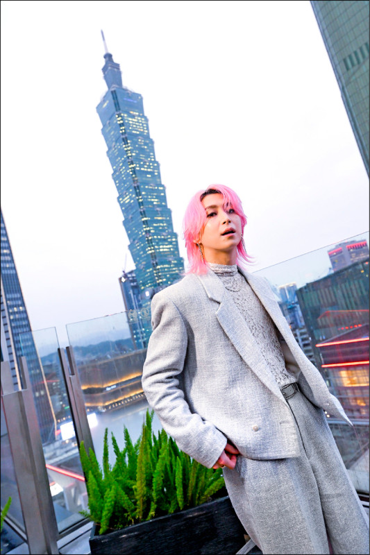 佐久間大介來台拍攝一系列「台灣感性」照片，與台北101合影掀起許多粉絲討論。（天馬行空提供）