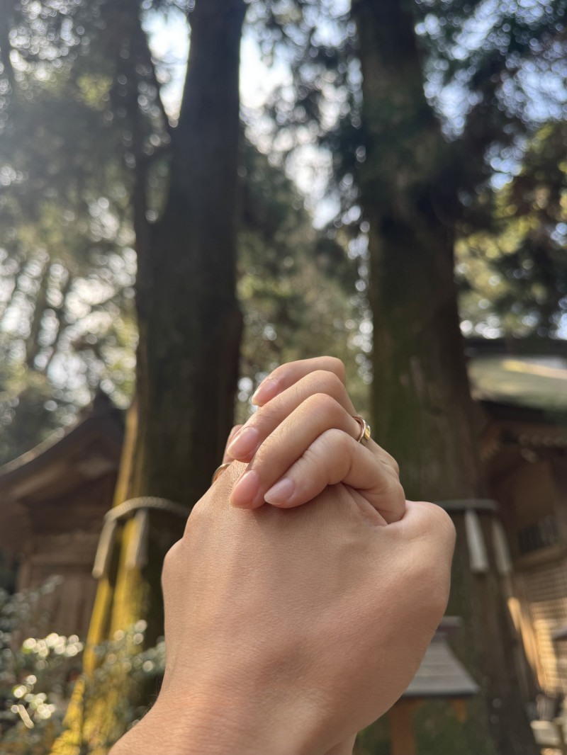 內田有紀、柏原崇宣布結婚，曬出雙手緊握的照片，還可看到無名指上的婚戒。（翻攝自內田有紀官網）