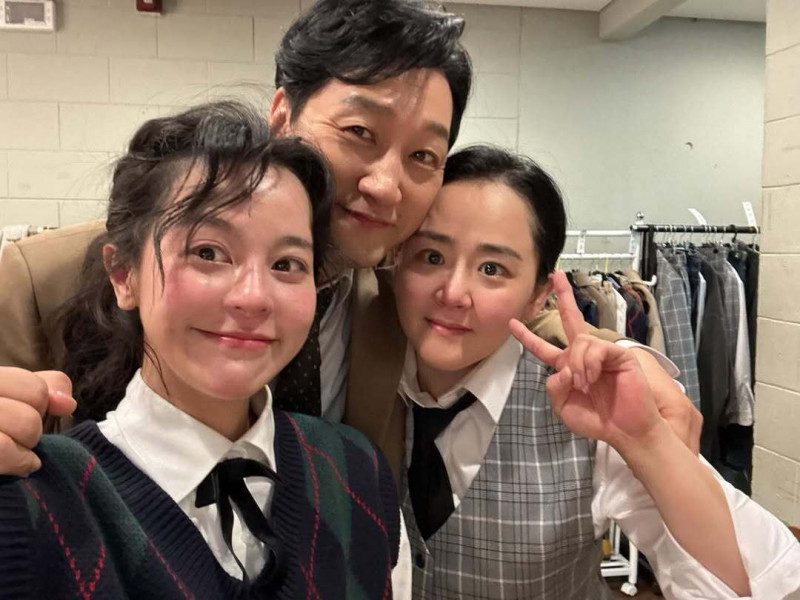 文瑾瑩（右起）曬出和演員好友李碩俊、金珠妍的後台合照。（翻攝自IG）