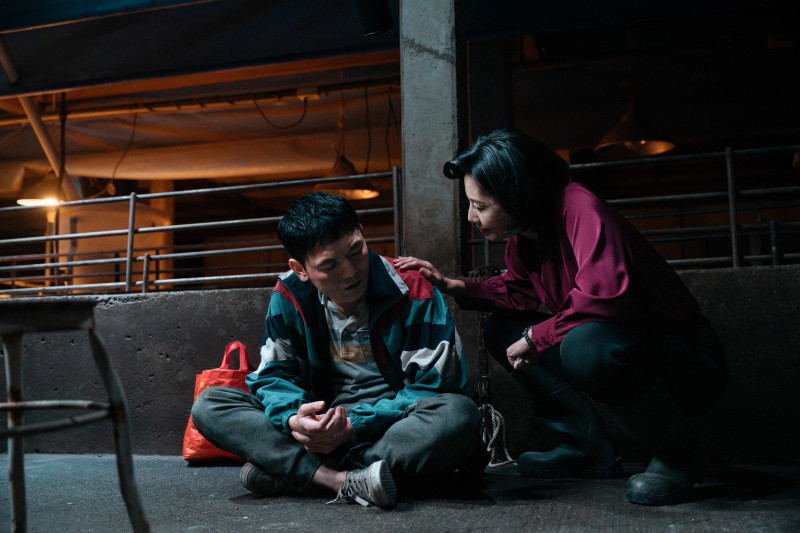 丁寧（右）在《死亡賭局》中處處對春風伸出援手。（英傑哆影業提供）