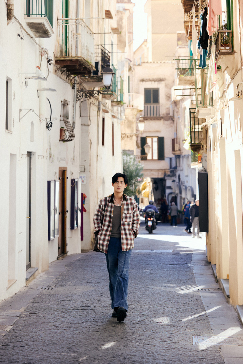 周渝民在南義大利最美的阿瑪菲海岸線展開一場心靈側寫。（相信音樂提供）