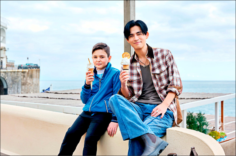 周渝民（右）與小男孩上演對手戲。（相信音樂提供）