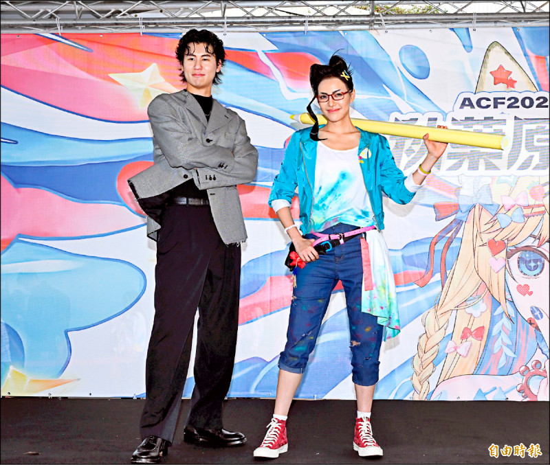 焦曼婷（右）Cosplay前先請教爸爸焦恩俊，風田自嘲穿得太正經。（記者胡舜翔攝）