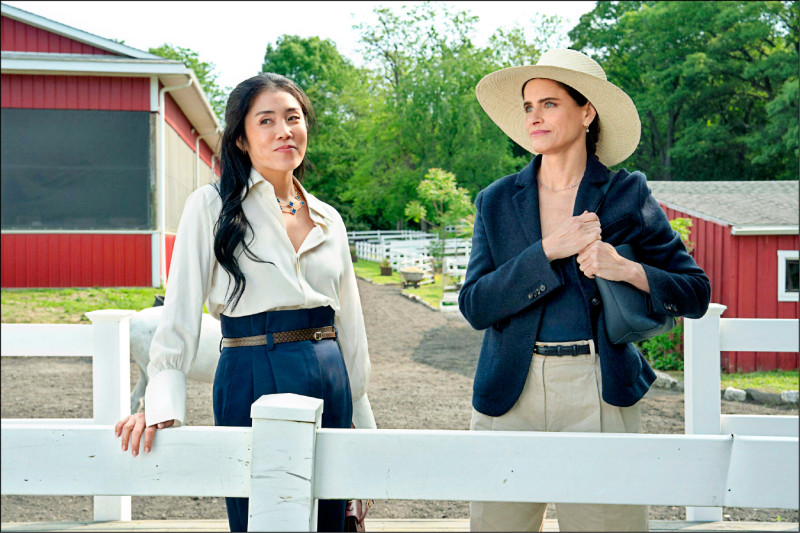 亞曼達皮特（右）透露拍攝完影集《掩耳盜鄰》第二季後發現罹癌。（Apple TV提供）