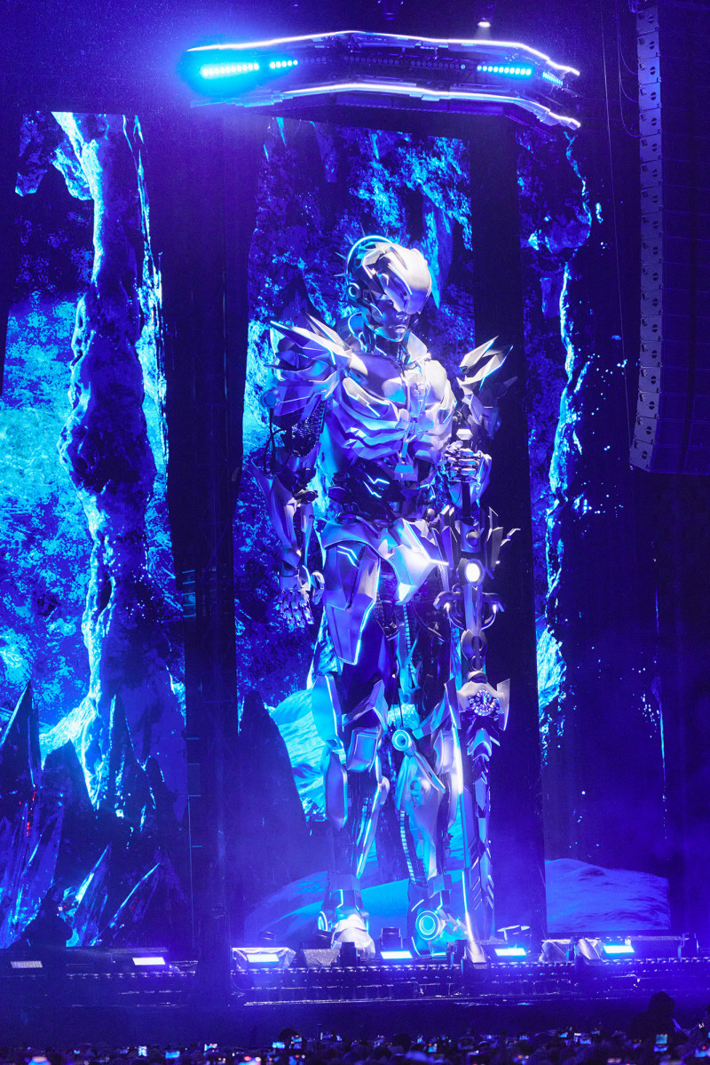 12公尺（約4層樓高）的巨型機器人矗立演唱會場館。（杰威爾提供）