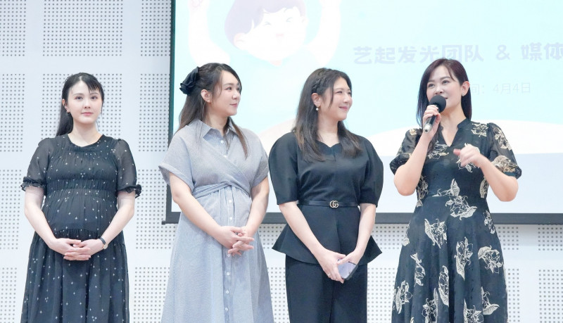 張晏塵（左起）、李又汝、鄭亦真、陳維齡出席公益活動。（藝起發光、蒙福教會提供）