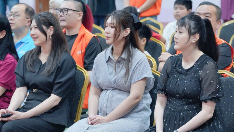 鄭亦真（左起）、李又汝、張晏塵出席公益活動。（藝起發光、蒙福教會提供）