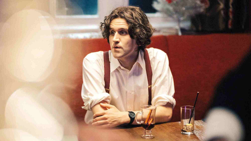 哈利梅林在新片《後座力》飾演壁花男孩，愛上重機騎士無法自拔。（海鵬提供）