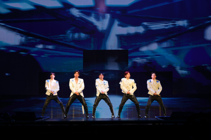 MONSTA X的亨源（左起）、Shownu、玟赫、基賢、周憲熱力四射，一起頂跨好香。（光尚娛樂提供）