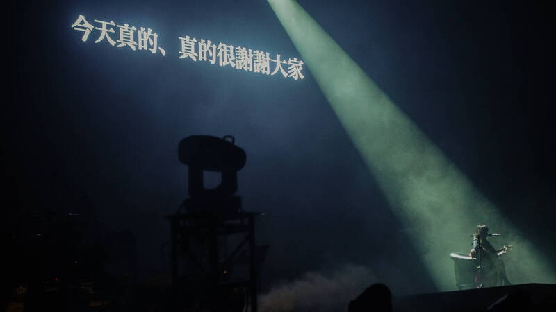演出尾聲，tuki.答謝現場歌迷。（照片提供：大鴻藝術BIG ART，攝影：Kohei Nakaya）