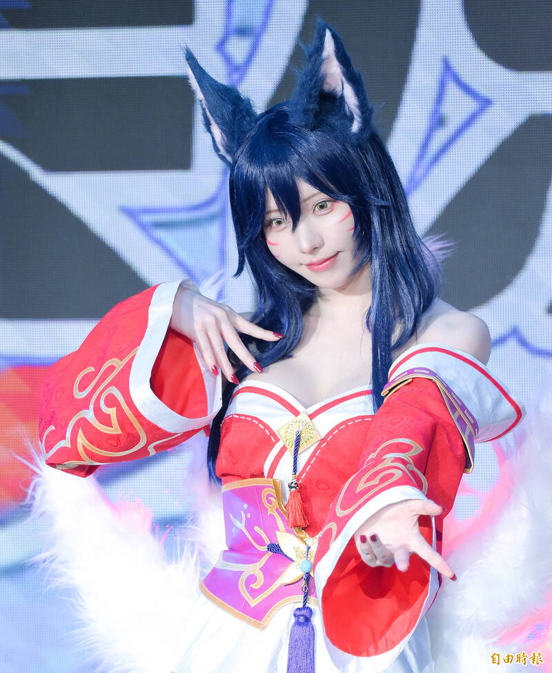 （多圖）日本正妹Coser化身九尾狐 Enako低胸露香肩超辣