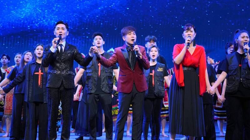 宋逸民（左起）、林義忠牧師、陳維齡登上音樂會舞台激情演唱。（藝起發光、蒙福教會提供）