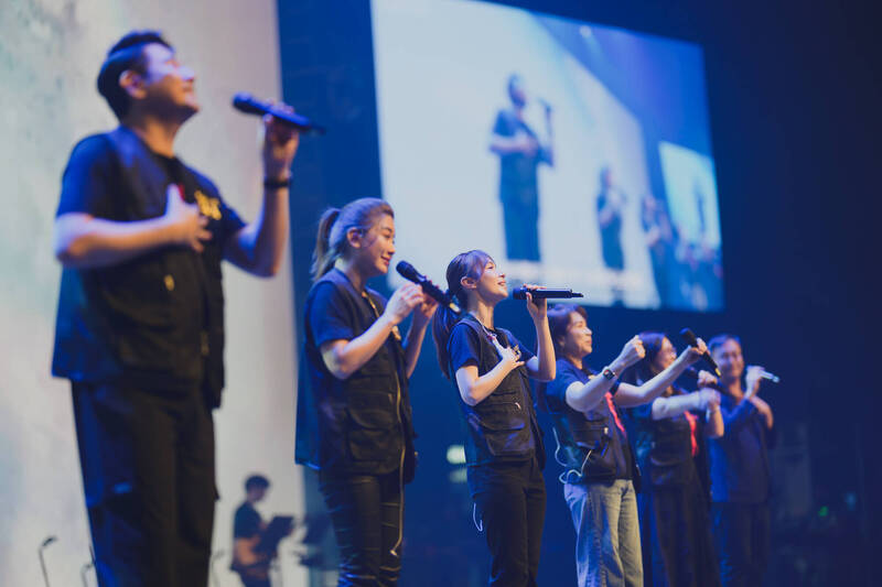 陳宇風（左起）、葉家妤、小薰等人獻唱。（藝起發光、蒙福教會提供）