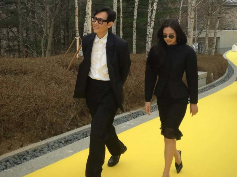 Jennie（右）和媽媽的偶像李政宰留下合照。（翻攝自IG）
