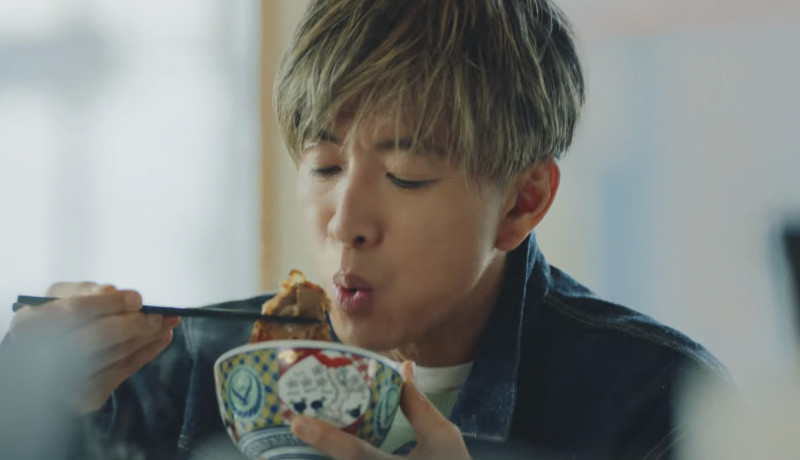 一口牛丼吵翻天！木村拓哉「伸舌吃法」消失被盯上