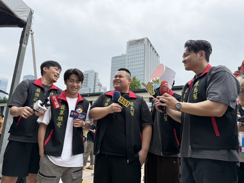 「環島幫」胡椒（左起）、騏哥、大蛇丸、洋蔥、廚佛Fred一同受訪。（記者廖俐惠攝）