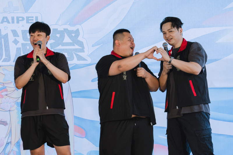 「環島幫」大蛇丸（中）與師父廚佛Fred比愛心，右為胡椒。（A.C.F秋葉原動漫祭提供）