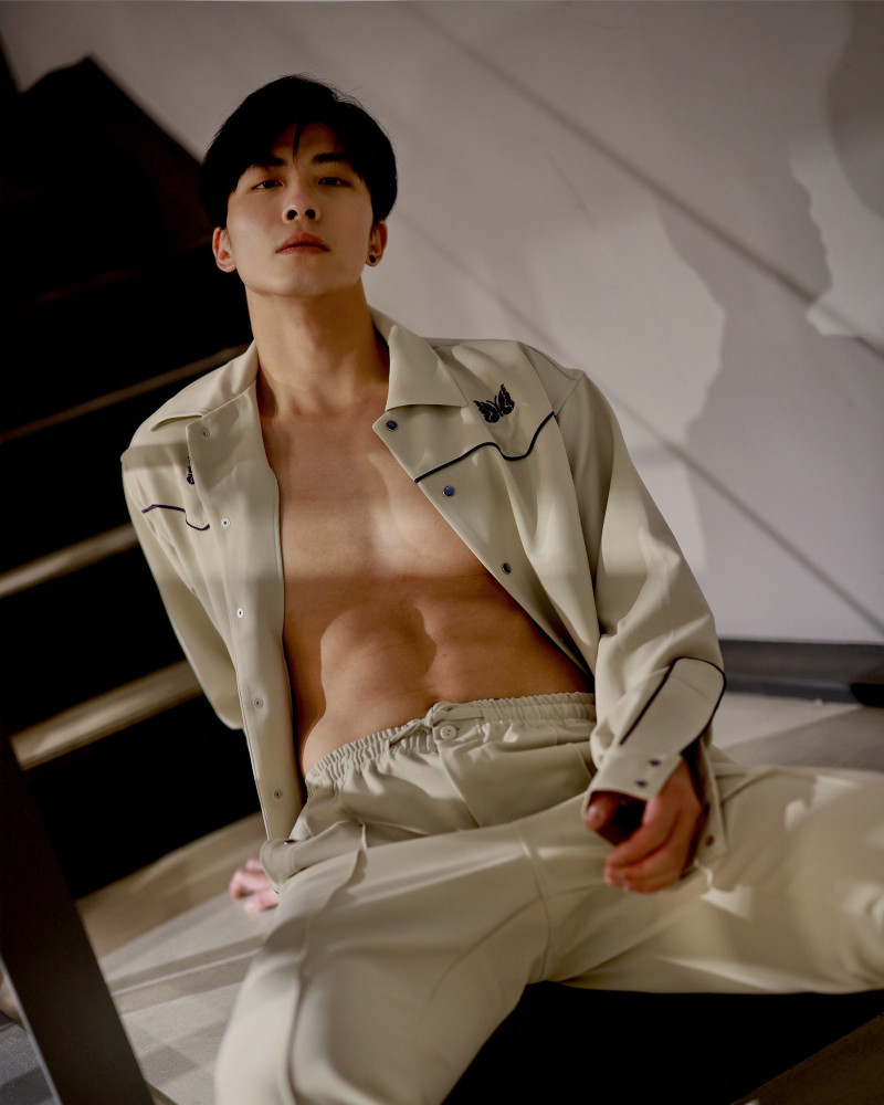 吳是閎大方在鏡頭前展現「冰塊級」六塊肌‧（走音佬音樂工作室提供）