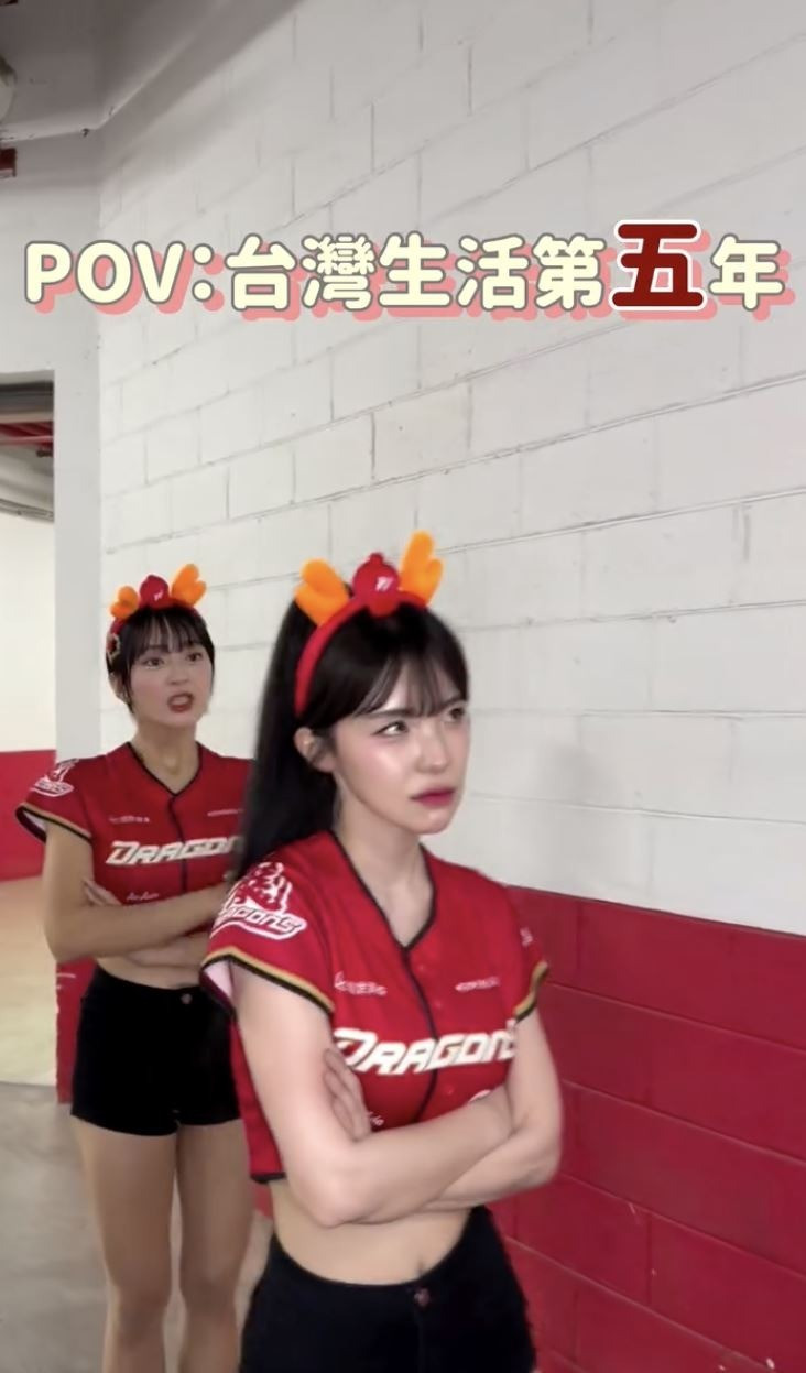 李多慧（右）約隊友口水一起演繹如何拒絕人，一個眼神超靈動。（翻攝自IG）