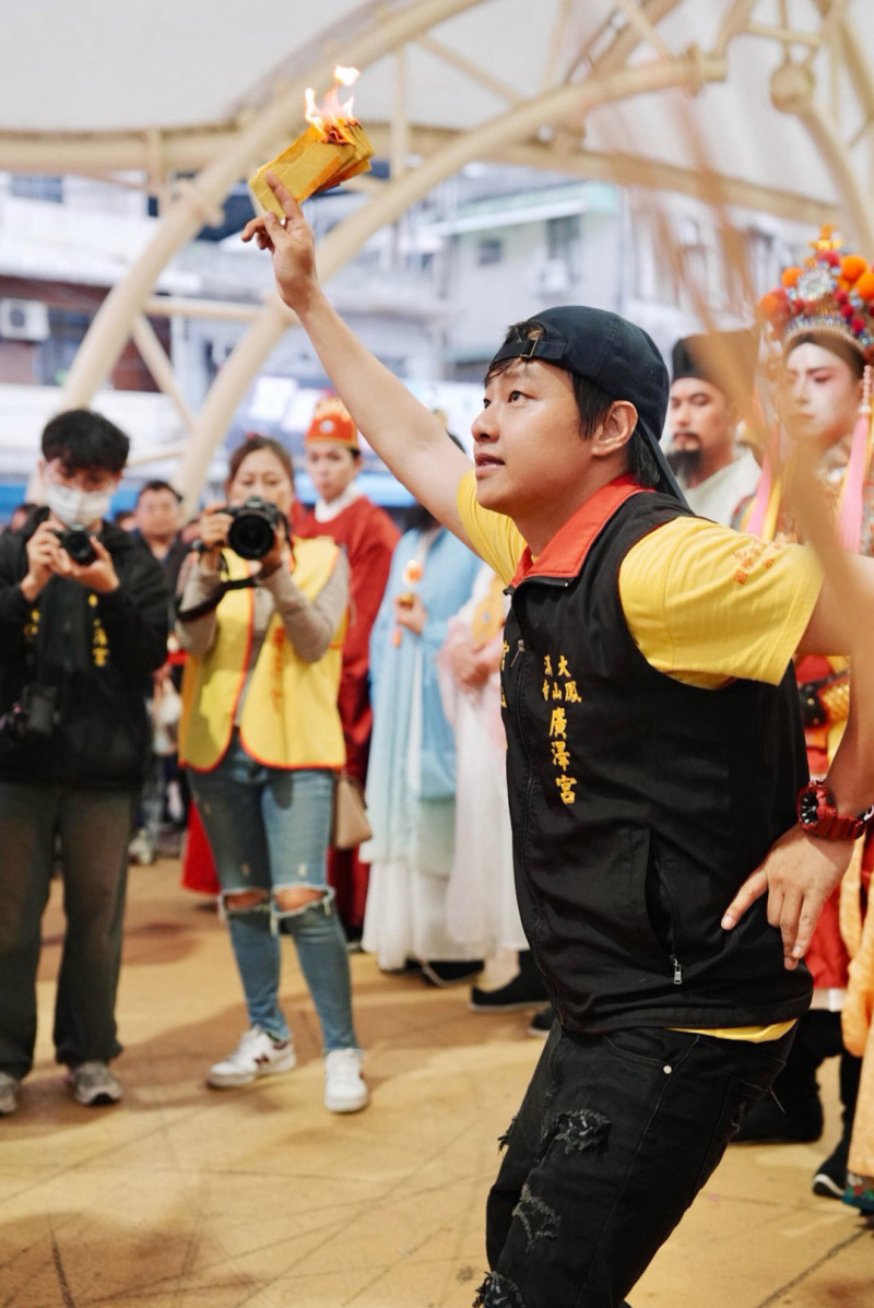 賴銘偉準備為眾仙開光。（大溪鳳山寺廣澤宮提供）
