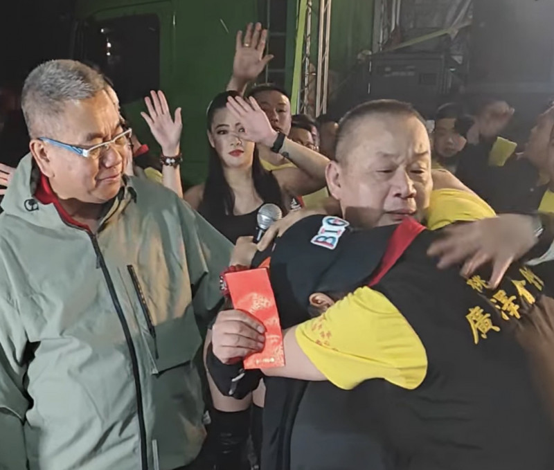 賴鉻偉和爸爸相擁而泣。（大溪鳳山寺廣澤宮提供）