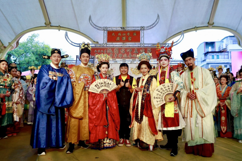 草爺（左起）、柯大堡、本本江佑真、搖滾宮主賴銘偉、郎祖筠、李吉祥、亮哲。（大溪鳳山寺廣澤宮提供）