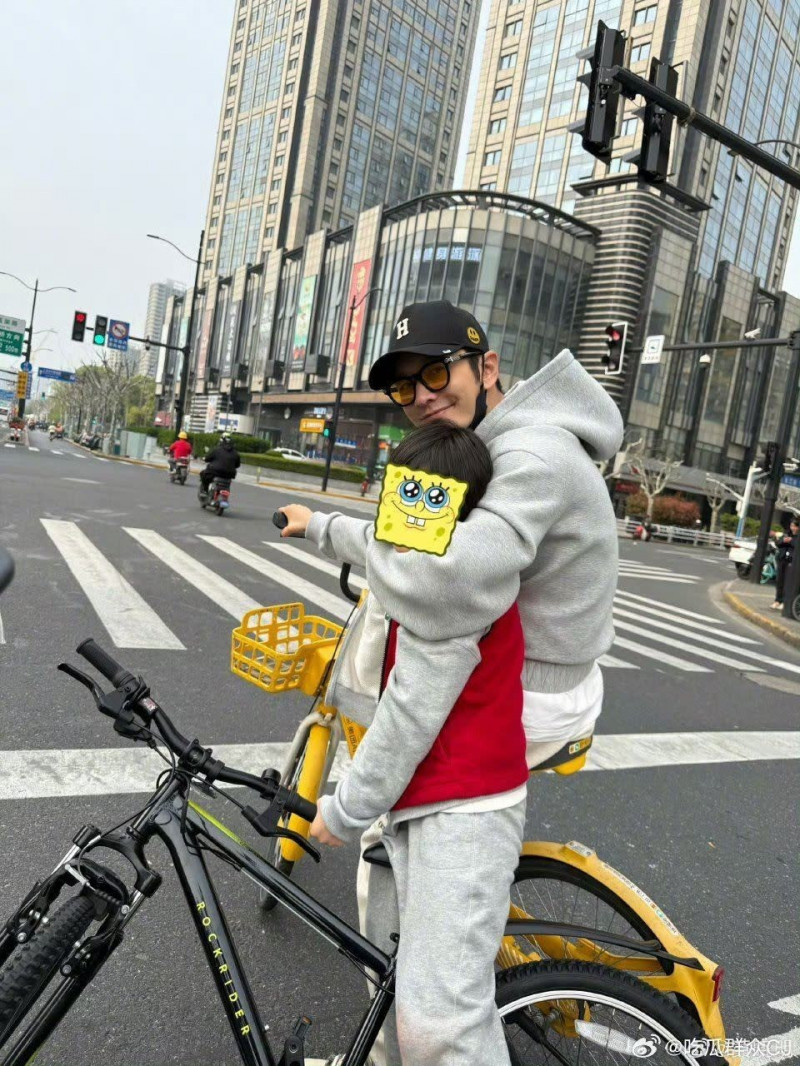 黃曉明（右）跟9歲兒子小海綿騎單車，意外引起熱烈討論。（翻攝自微博）