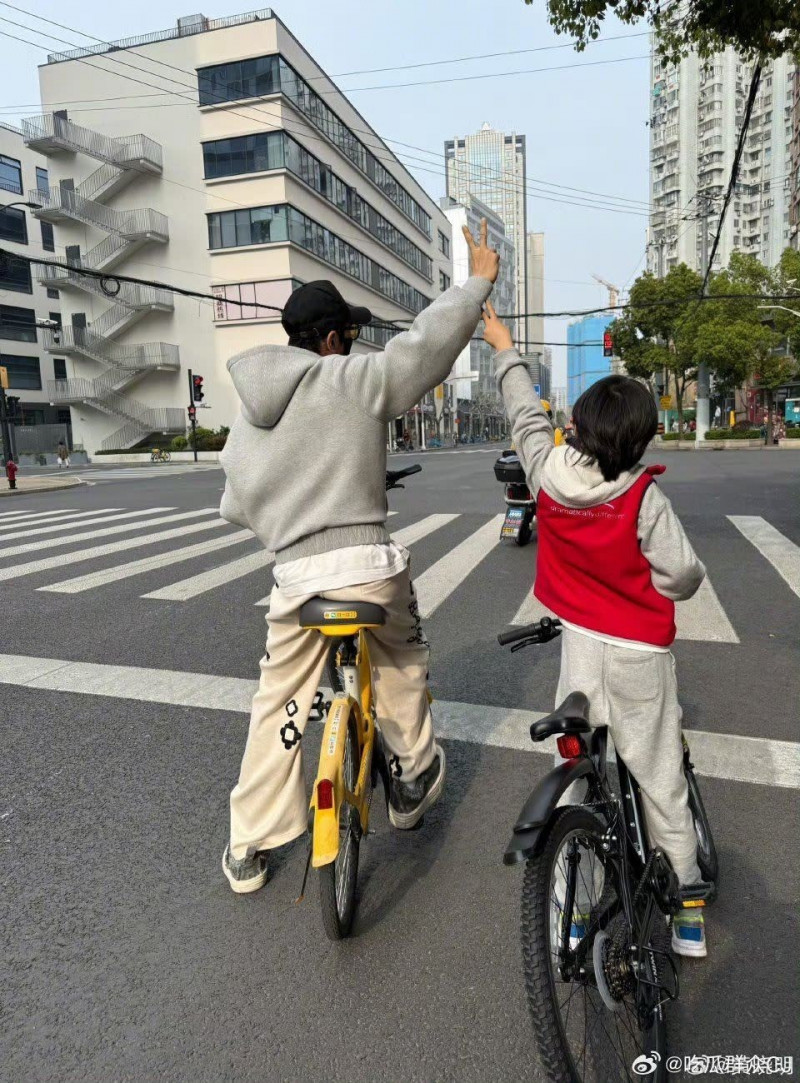黃曉明（左）跟小海綿騎車，卻意外觸犯交通法規。（翻攝自微博）