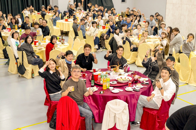 電影《老子》舉行殺青酒，請郭富城吧、王柏傑等人吃台灣辦桌。（翻攝自老子Threads）