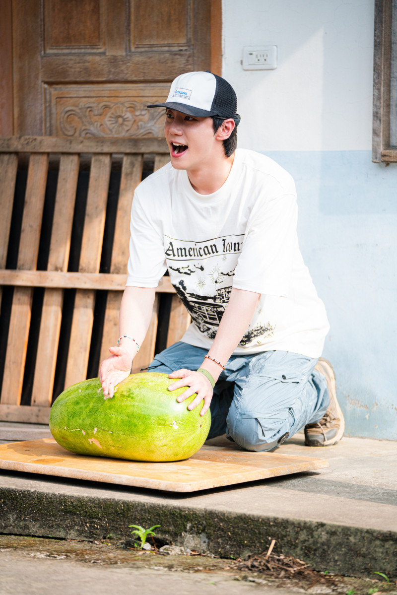 李濬榮手劈西瓜。（客家電視台提供）