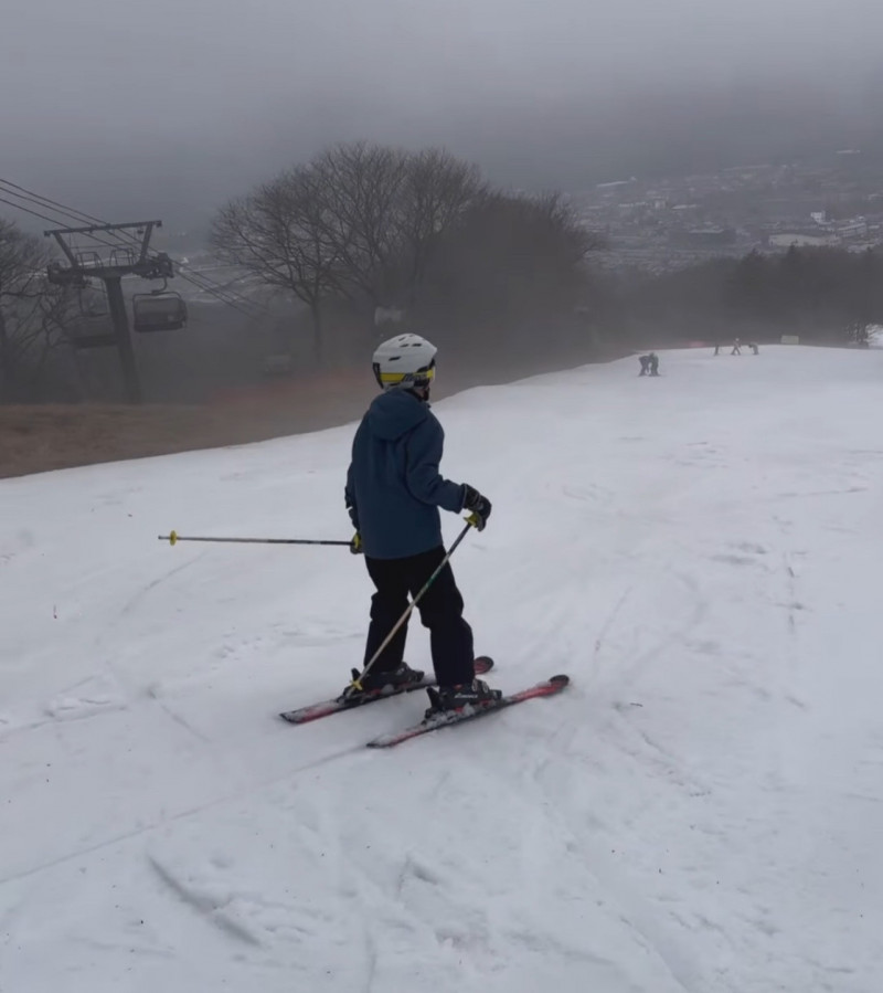 麻衣開心分享兒子滑雪的影片。（翻攝自IG）
