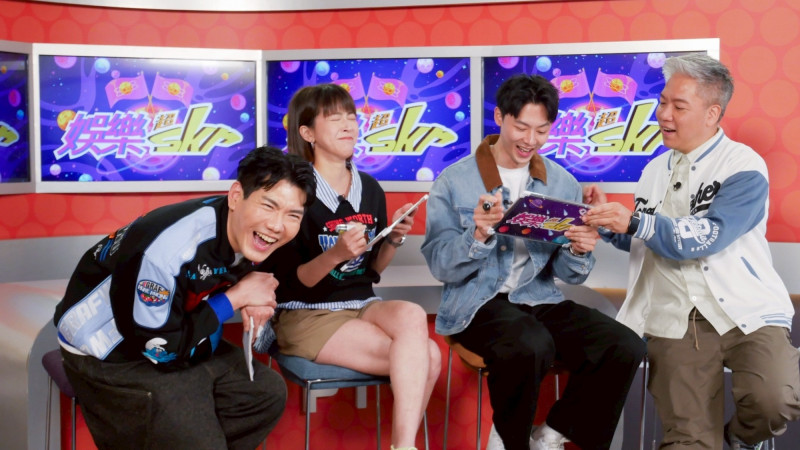 蘇晏霈（左二起）、羅子惟至小鹿（左）、阿甘（右）主持的《娛樂超skr》分享拍攝《豆腐媽媽》的幕後花絮。（民視提供）