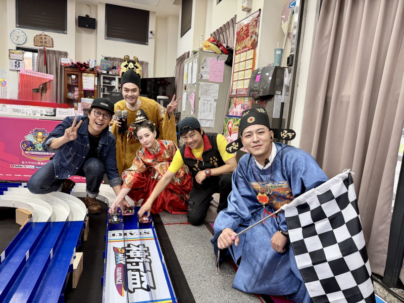 第二屆「神行盃廣澤宮B-Max四驅車挑戰賽」圓滿落幕！（由左至右）港仔台爸張啟樂、柯大堡、本本江佑真、賴銘偉、草爺一起開心尬車！（神行盃提供）