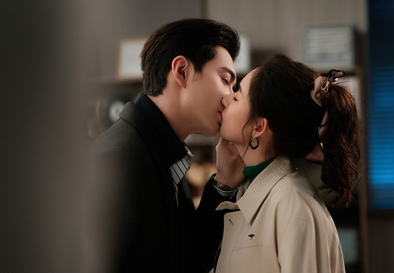 陳星旭（左）在《突然的喜歡》首搭王玉雯（右）擦出CP感。（愛爾達電視提供）