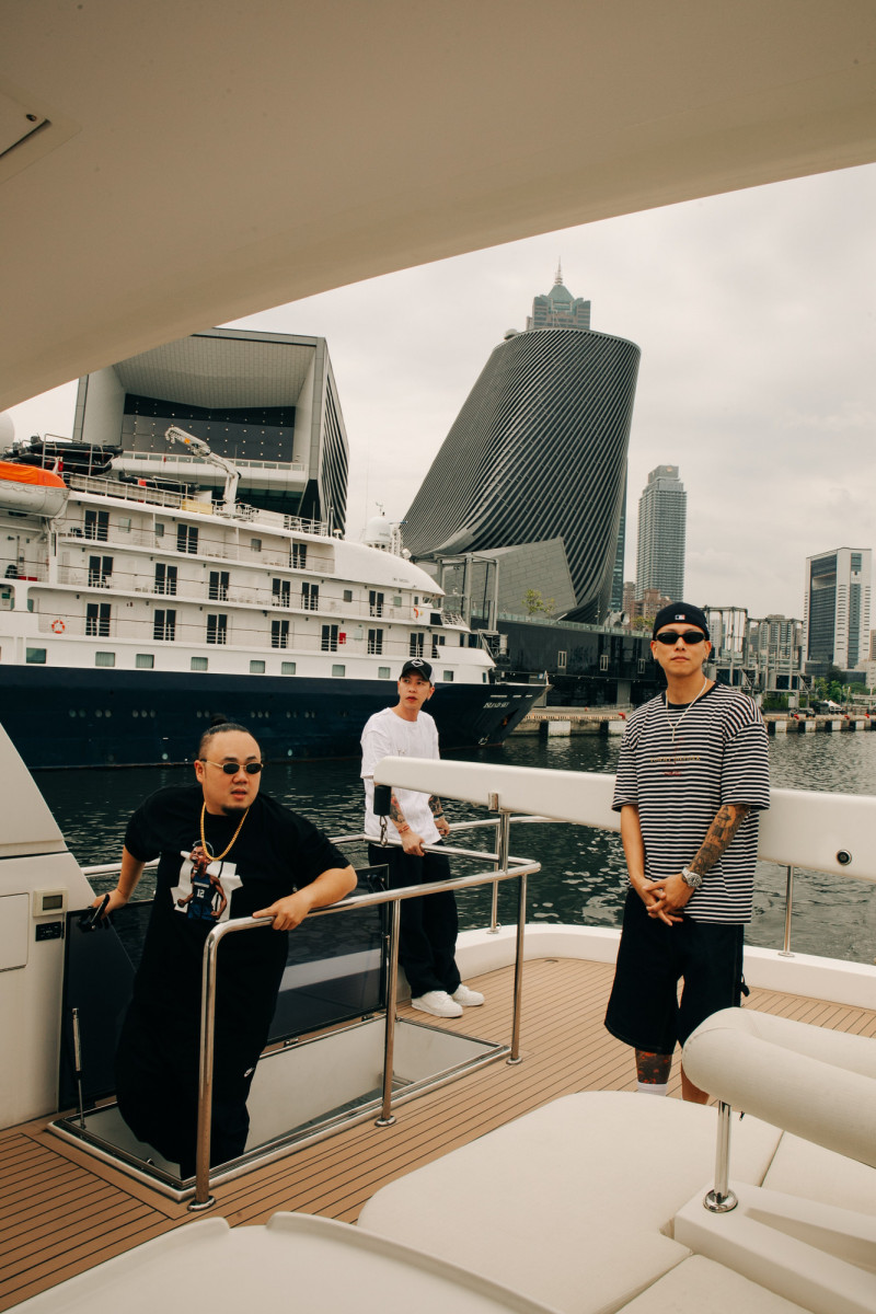 頑童南下宣傳，搭遊艇登台。（本色提供）