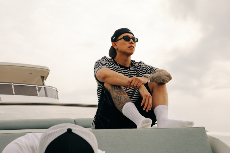 瘦子特地準備了一套看起來很像水手的造型。（本色提供）