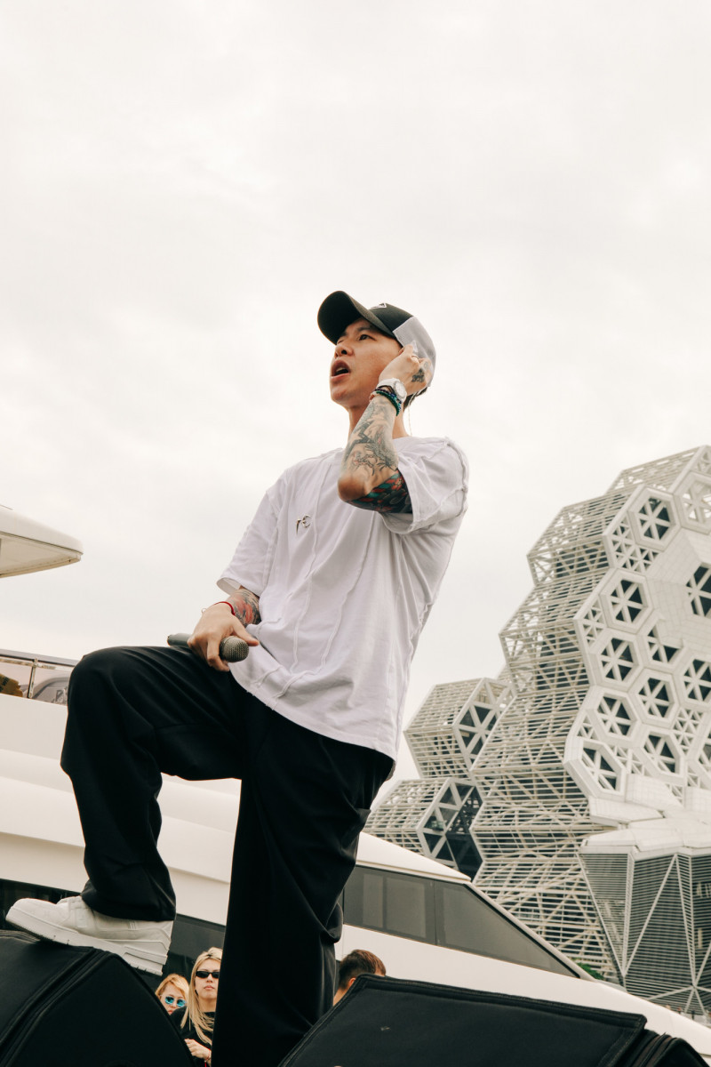 頑童南下宣傳，搭遊艇登台，圖為小春。（本色提供）