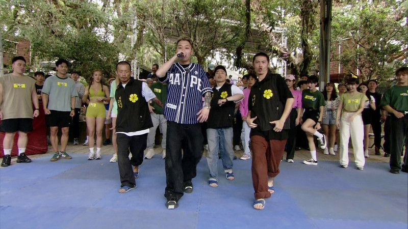 過癮萬事舞跳《西岸小法咒》。（民視提供）